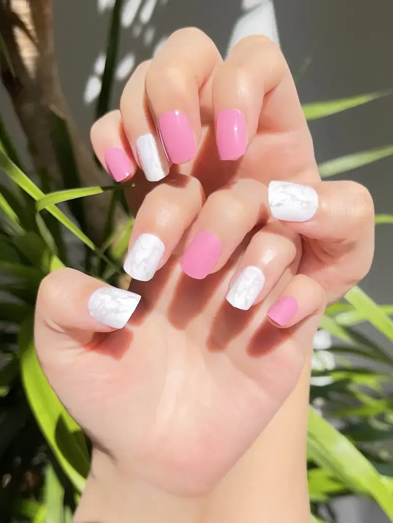 Uñas postizas press-on puestas en la mano